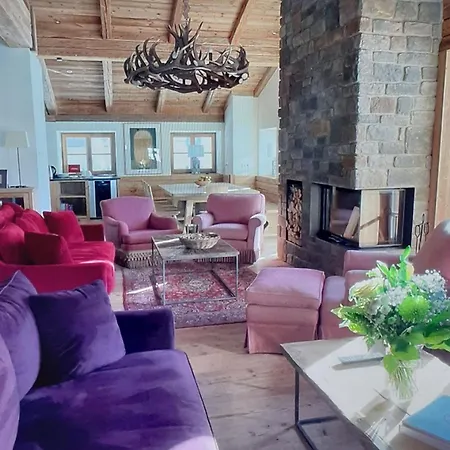 Alpesi faház The Stunning Chalet Has 7 Bedrooms
