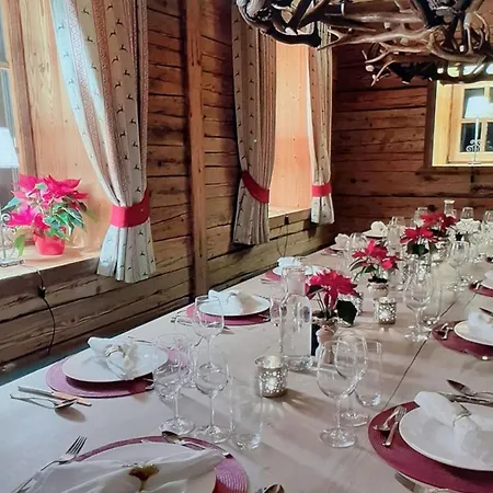 Alpesi faház The Stunning Chalet Has 7 Bedrooms *
